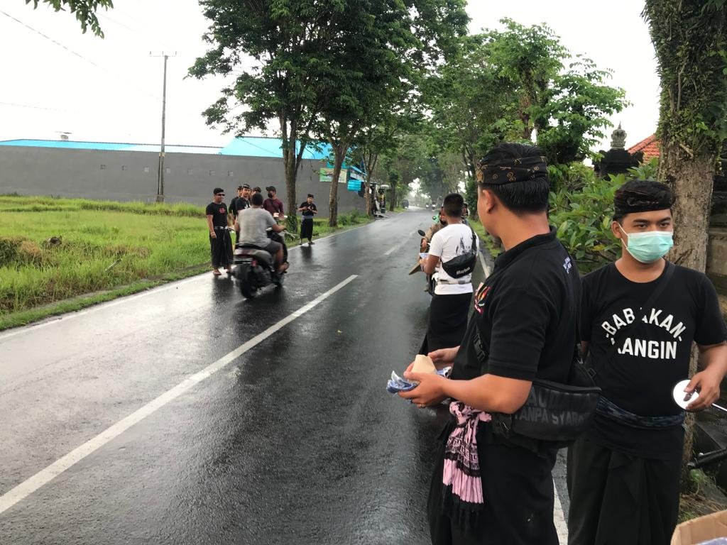 Sambut Galungan, ST. Mekar Jaya Bersihkan Pura, Bagikan Masker dan Nasi